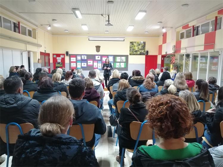 Slika /PU_KA/PU_info/2023/OŠ_Mahično_prevencija_predavanje za roditelje_73.2023/1.jpg